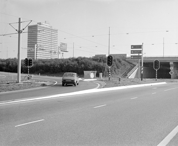 884393 Gezicht op afslag naar de A12 op de Europalaan te Utrecht. Met rechts ANWB-wegwijzers en op de achtergrond het ...